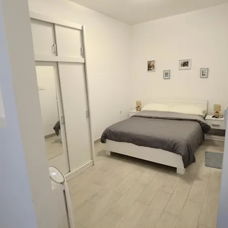 Studioapartment In Mit Terrasse, Klimaanlage, W-lan, Waschmaschine 5211-1 *